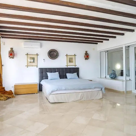 Beachfront Andalusian Feriehus Marbella